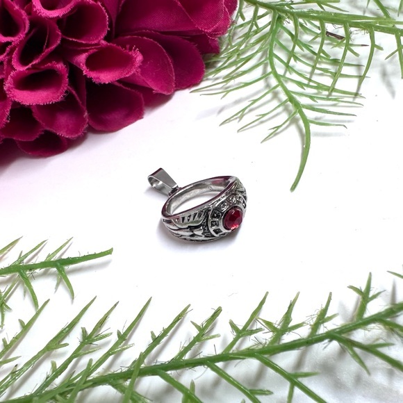 Jewelry - VINTAGE⚜️Red Gemstone Ring Charm